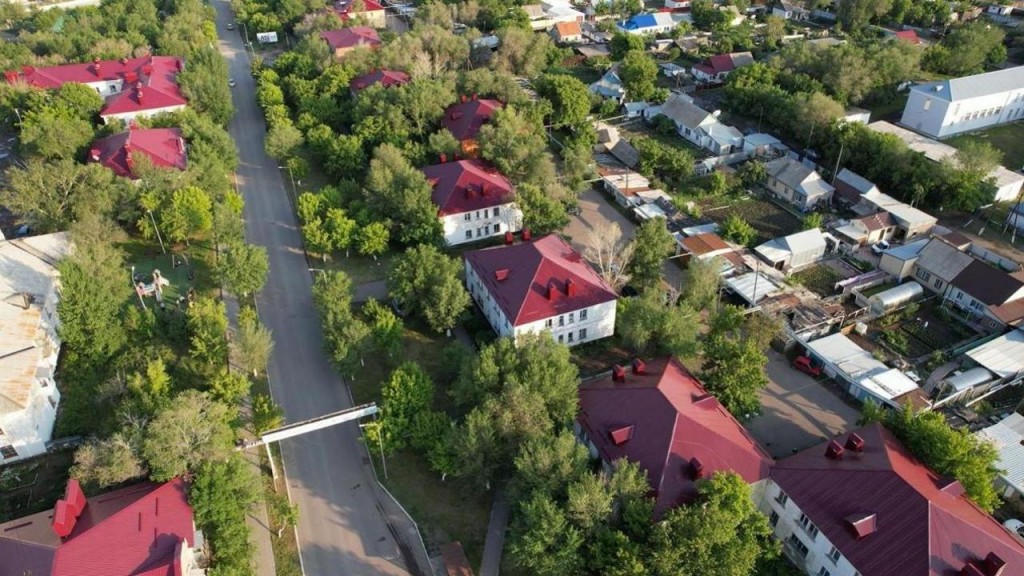 Кровли и фасады многоэтажных домов обновляют в Абае