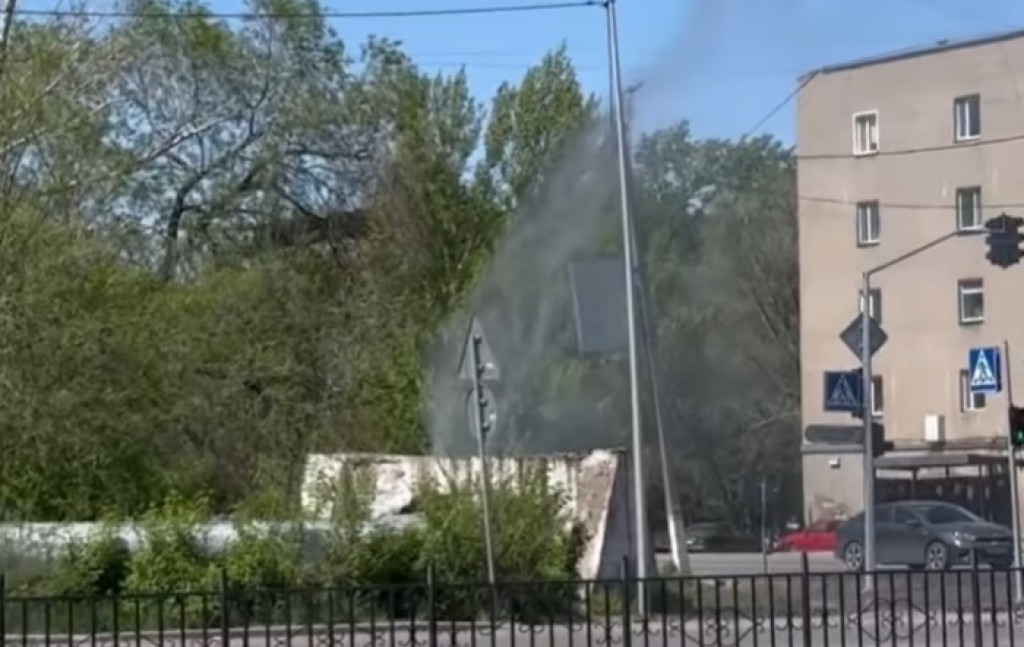 Фонтан из-за прорыва трубопровода образовался в одном из районов Караганды