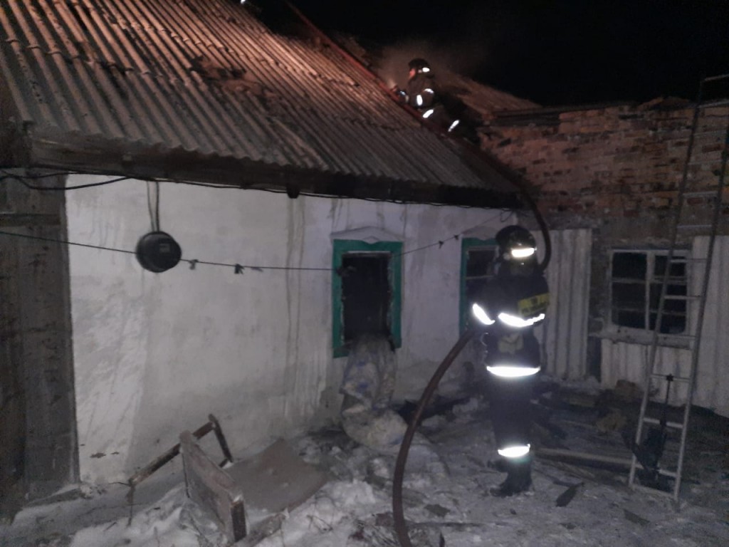 Два человека погибли во время пожара в поселке Карагандинской области