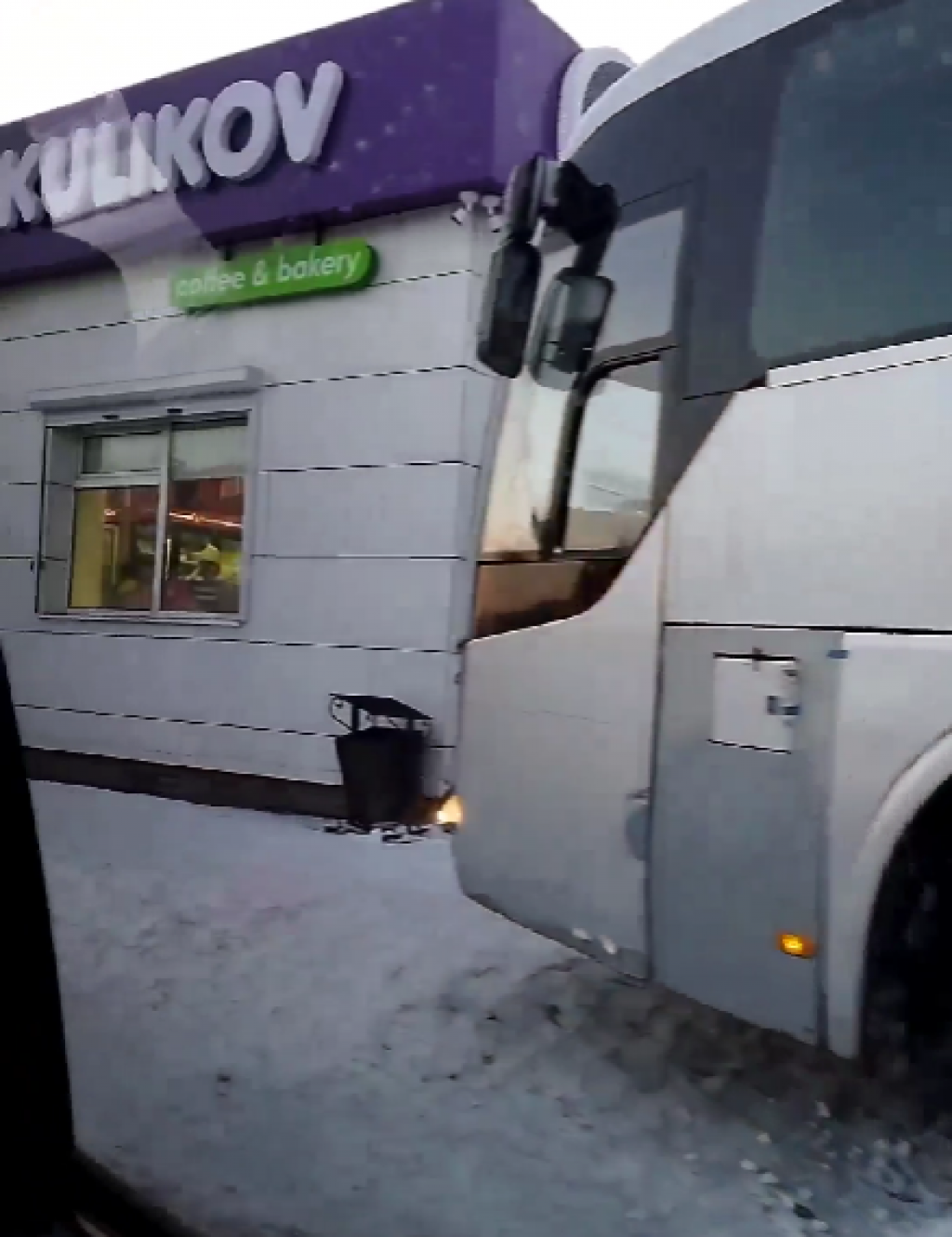 В Караганде рабочий автобус столкнулся с легковым автомобилем