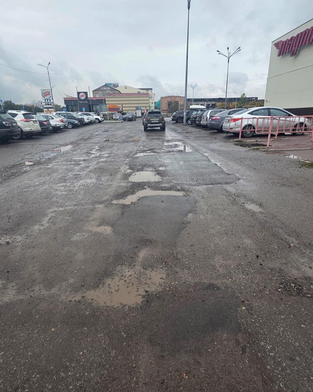 Мейрам Кожухов раскритиковал парковки около торговых центров