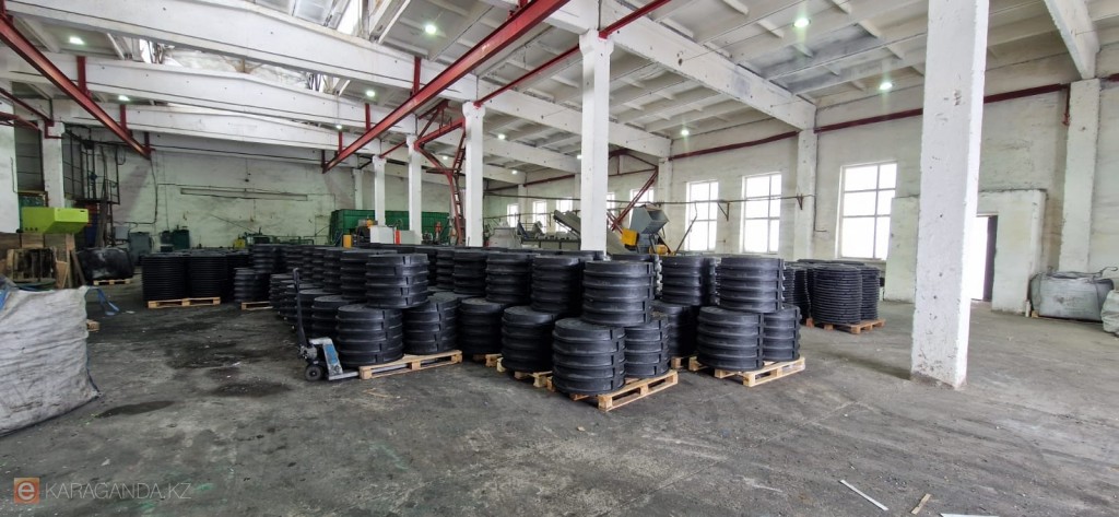 Пластик и песок: Как в Караганде создаются канализационные люки