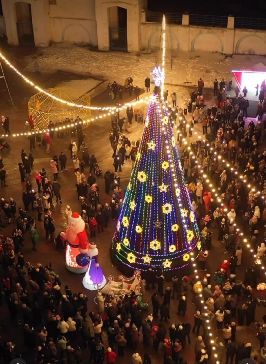 Огни главной городской елки зажглись в Сарани