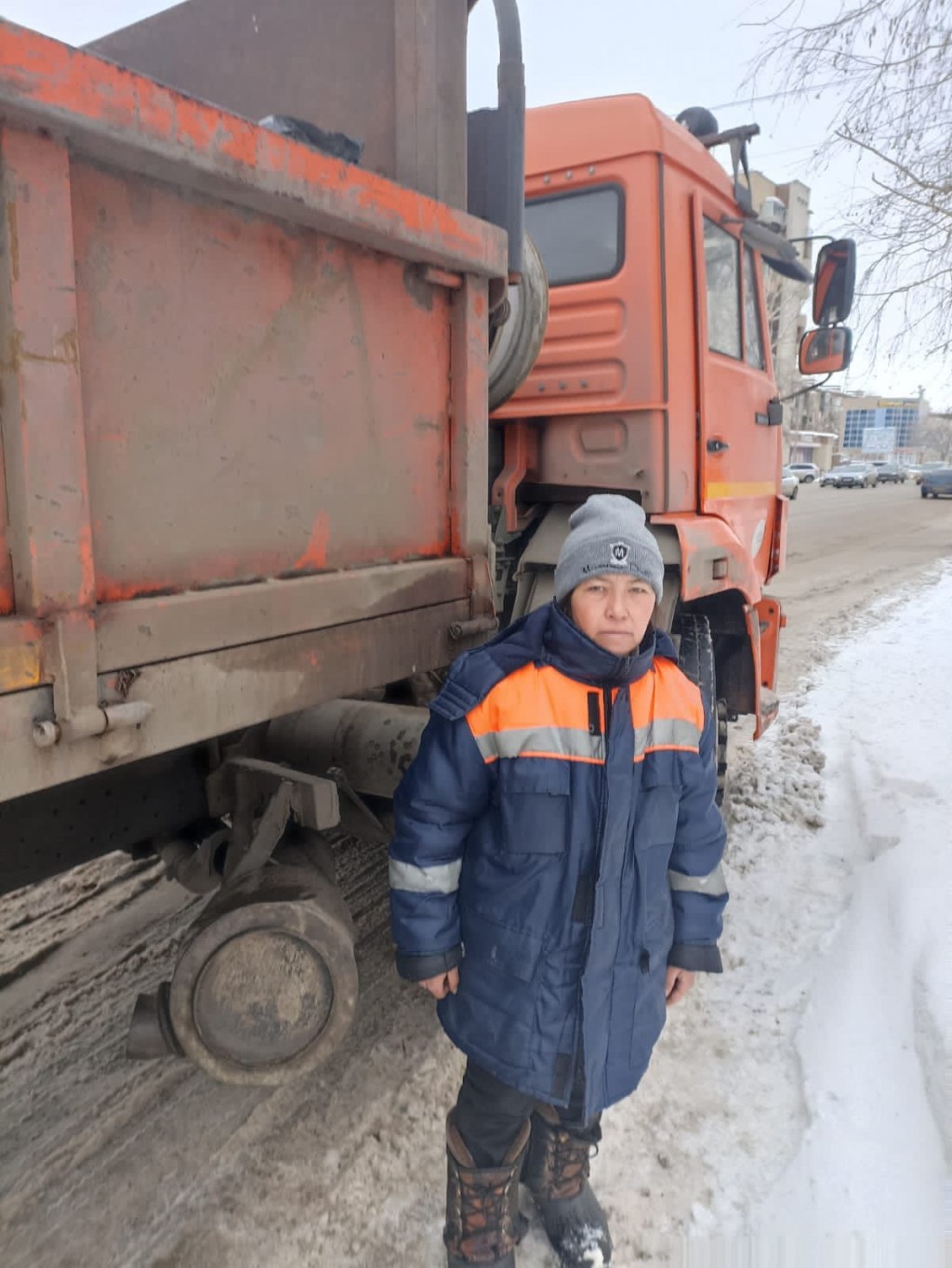 Женское дело: о нелёгком труде дорожного рабочего рассказали карагандинские женщины