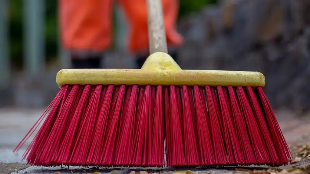 Вместо публичных извинений МВД теперь будет показывать, как правонарушители метут улицы