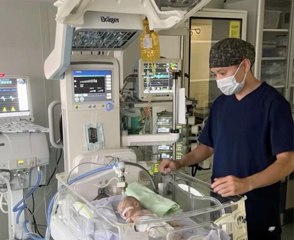 Карагандинские врачи обучились в Москве новейшим методам лечения недоношенных детей