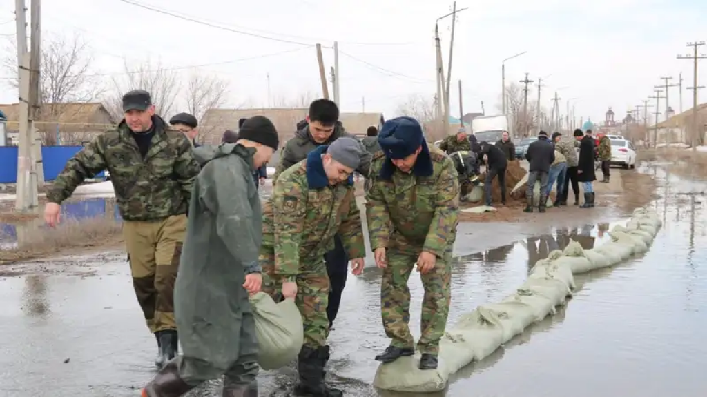 Токаев рассказал о планах переместить некоторые села в другие места на фоне паводков