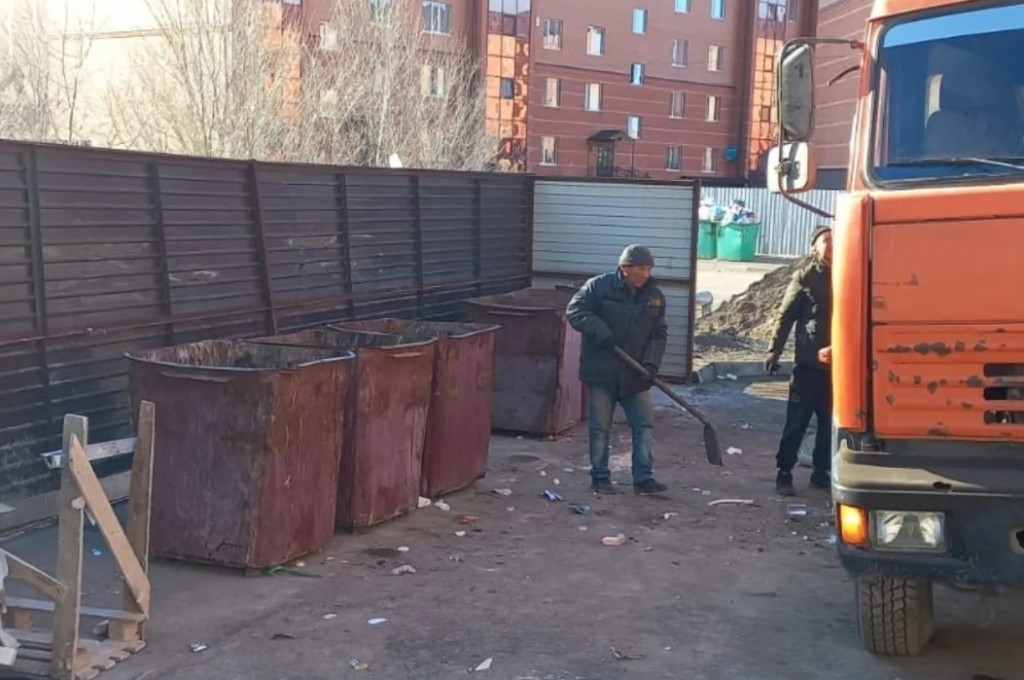 Мусорные площадки продолжают убирать в Караганде