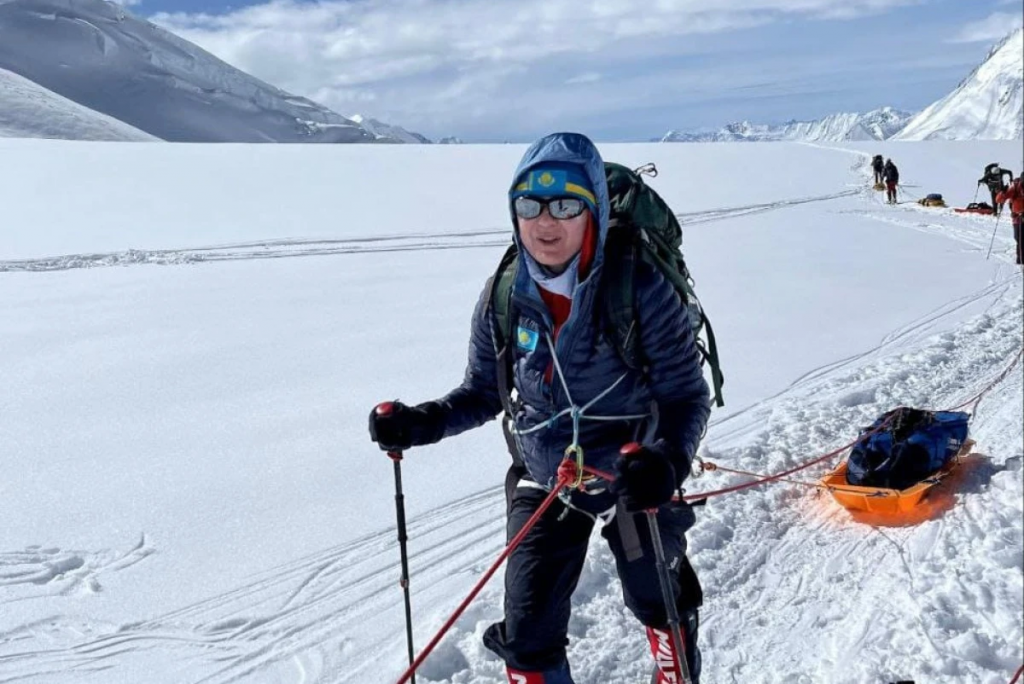Известная альпинистка вместе с картинами Карипбека Куюкова собрала миллион для сирот из области Абай
