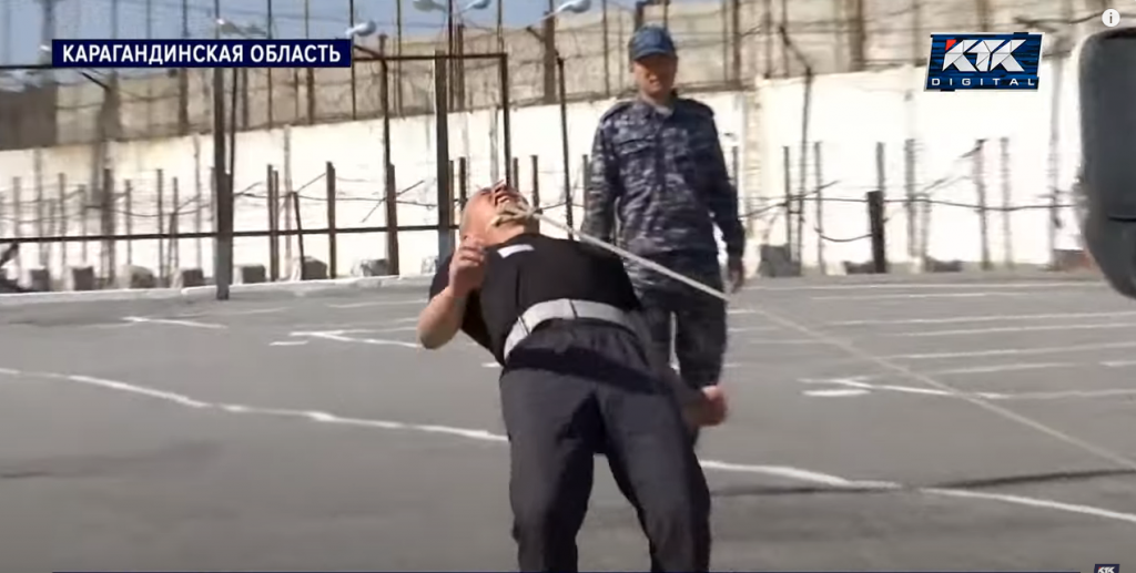 Зуб дает: в Караганде заключенный устроил необычное выступление