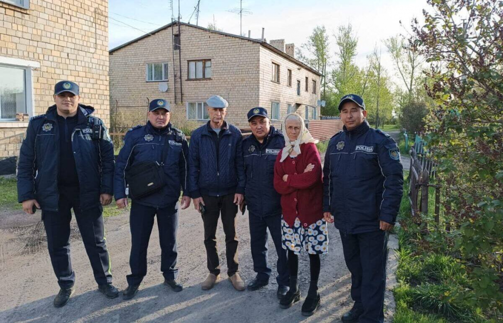 Сельчанин поблагодарил участкового за помощь в поиске престарелой матери