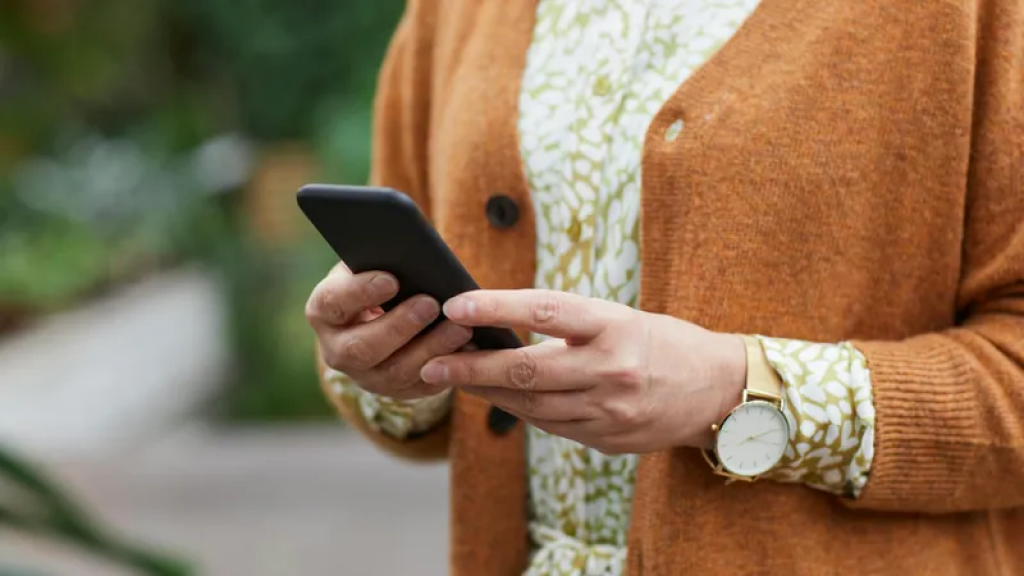 Пенсии, пособия и соцвыплаты: что делать казахстанцам, получившим SMS от 1414