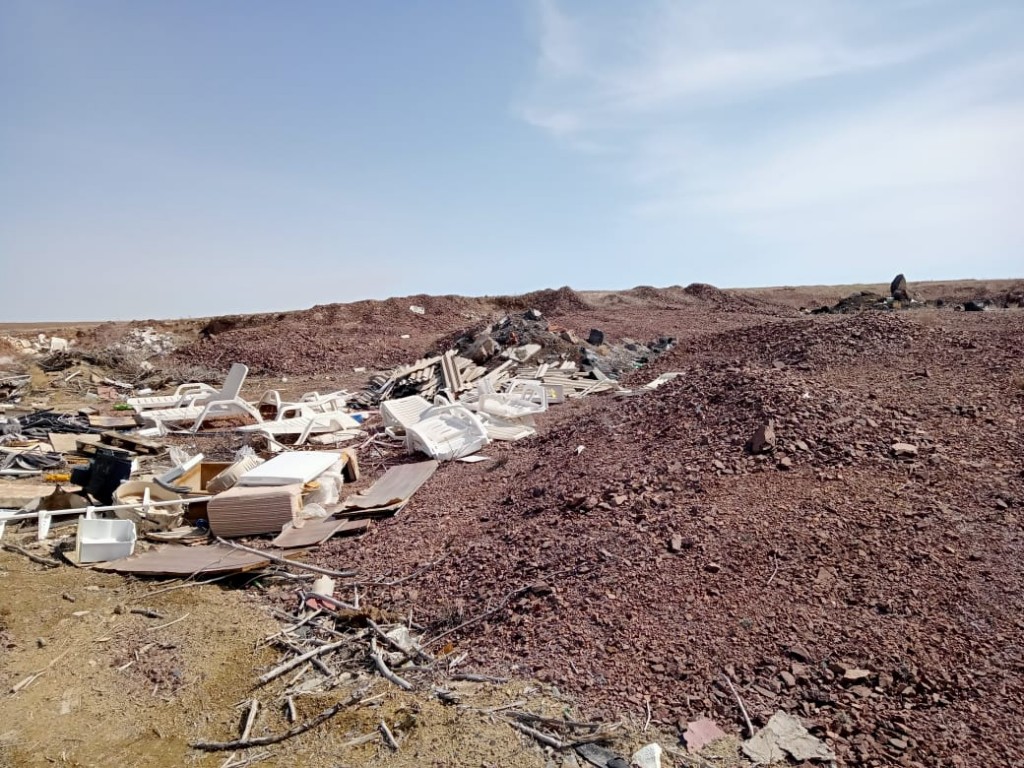 В Балхаше экологи провели рейд по стихийным свалкам на дачах