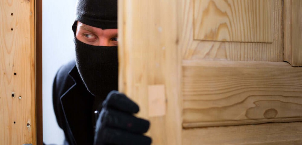 Сосед оформил на пенсионерку кредит в Карагандинской области