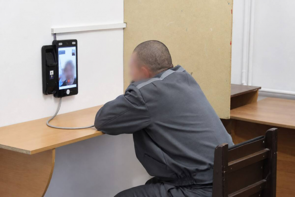 Осужденные поддерживают связь с родными через систему SoilPhone в Карагандинской области