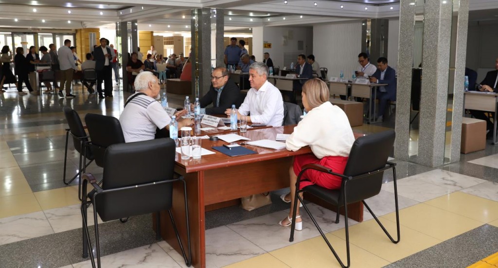 Как в ЦОНе: Ермаганбет Булекпаев провёл единый день приёма жителей Темиртау в новом формате