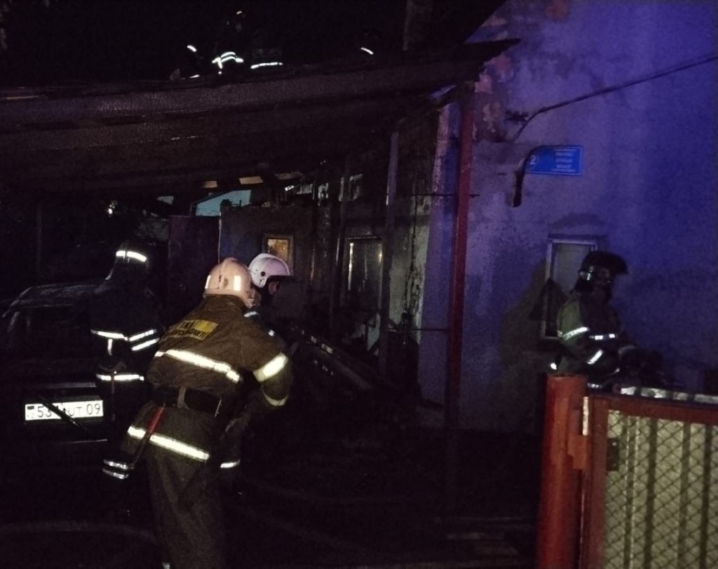 В Караганде огнеборцы спасли человека из горящего дома