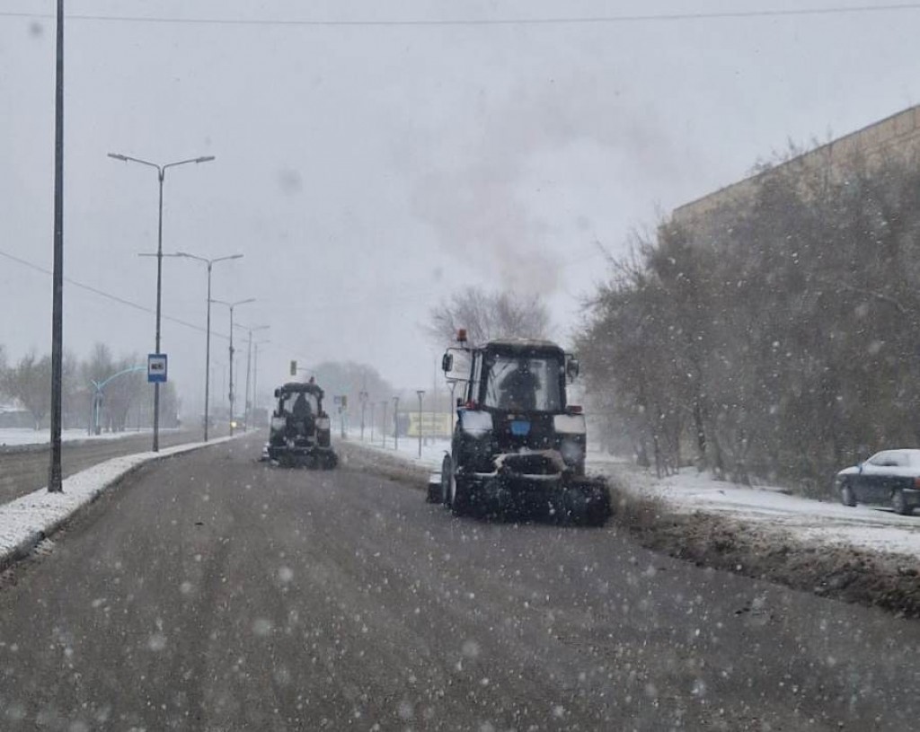 На улицах Караганды снег убирают более 200 единиц спецтехники