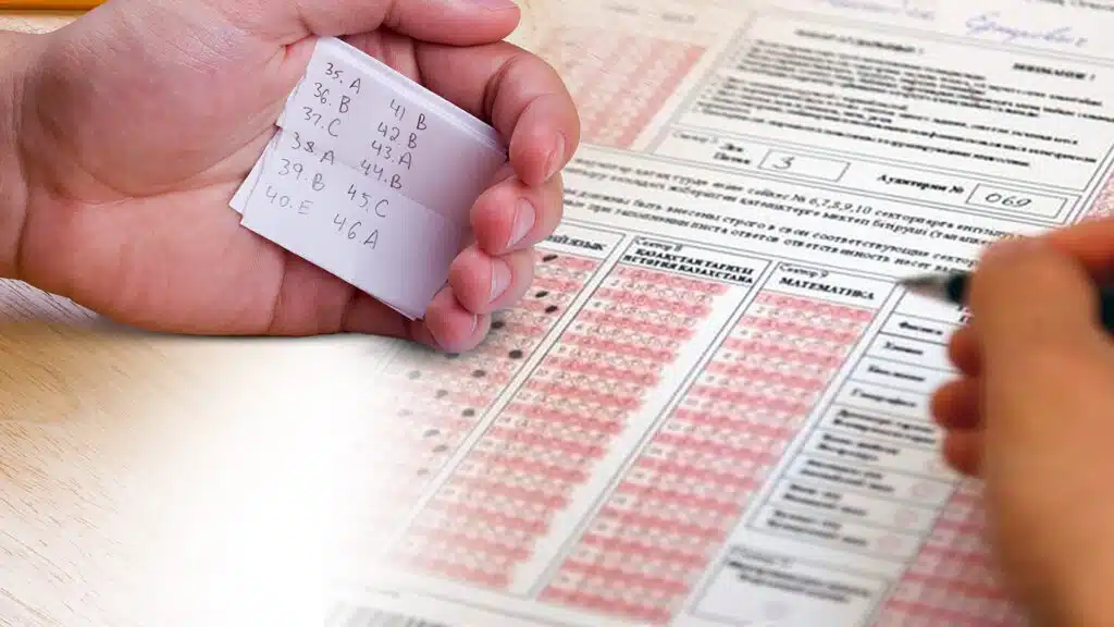 В Казахстане на августовском ЕНТ абитуриенты пытались сдать тестирование с помощью шпор и смартфонов