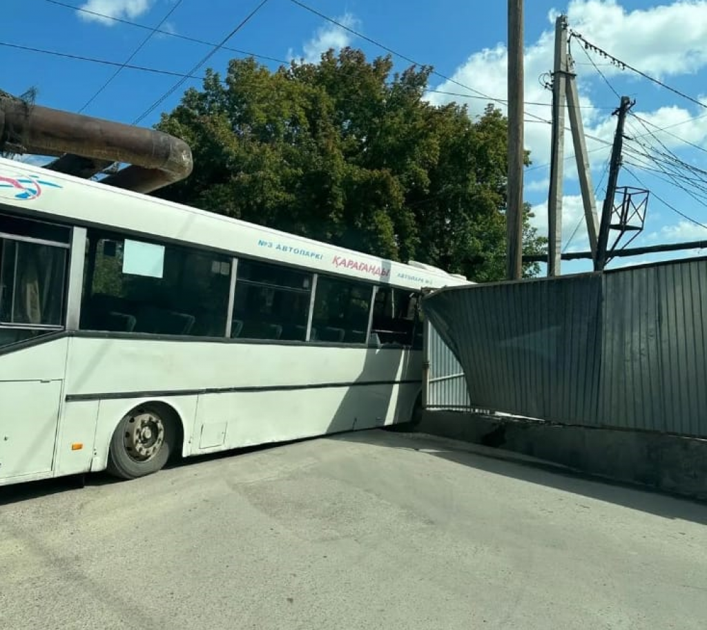 В Караганде из-за ремонта дороги автобус угодил в большую яму. Обошлось без жертв