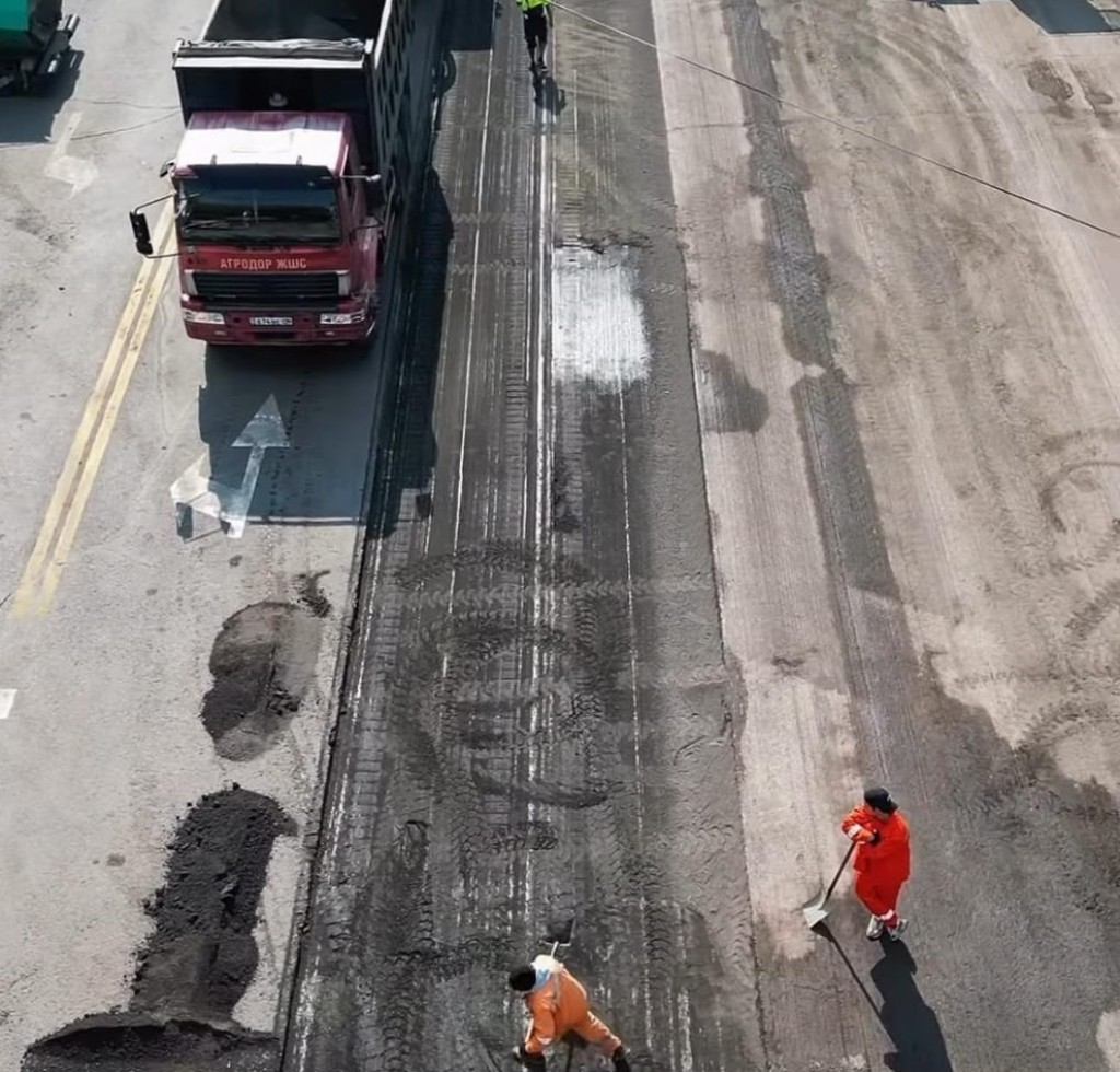 В Караганде на проспекте Н. Назарбаева продолжается ремонт дорожного покрытия