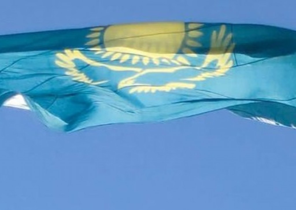 Карагандинцам показалось, что флаг на флагштоке износился