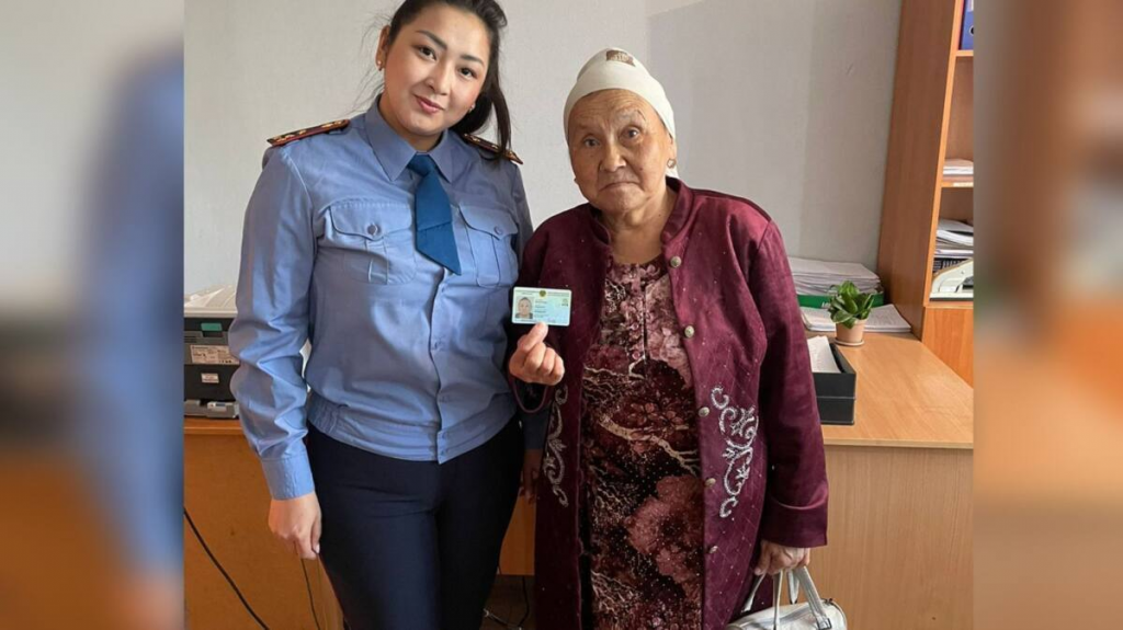 Гражданство Казахстана помогли получить бабушке в миграционной полиции Карагандинской области