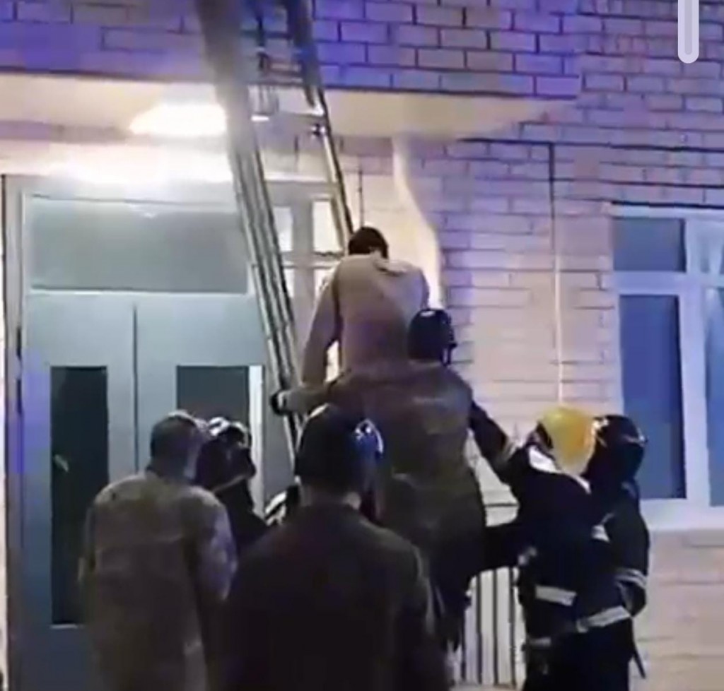 В Караганде 20-летний парень упал на козырек подъезда из окна третьего этажа