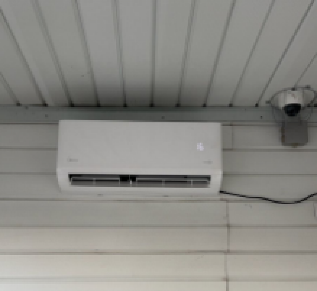 Зимой тепло, а летом прохладно: в крытых остановочных павильонах Караганды установили кондиционеры