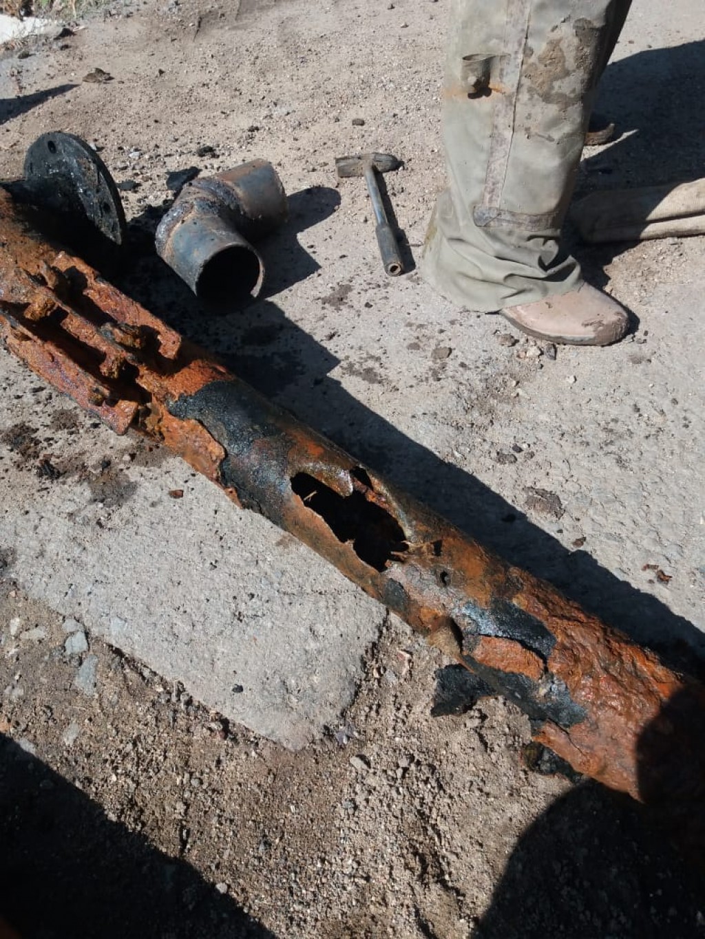 Жители одной из улиц Караганды более 20 лет ждут замены старого водопровода