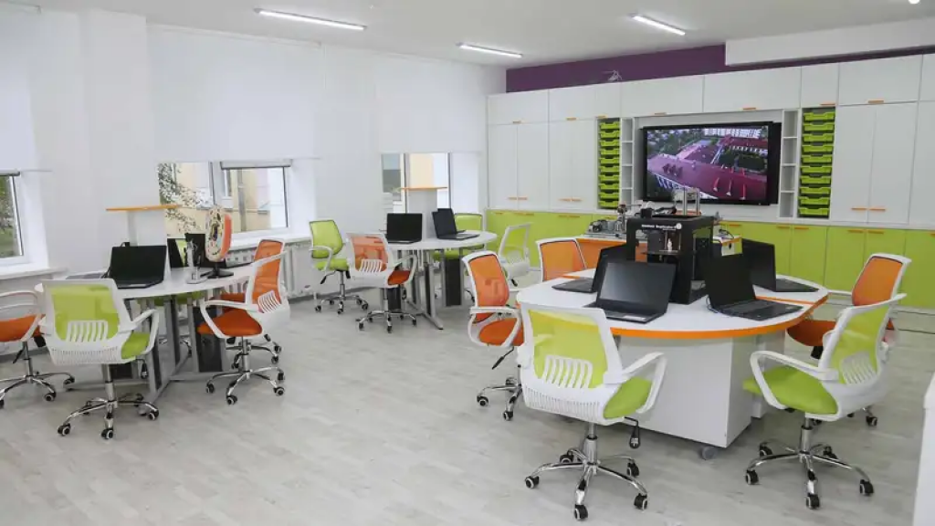 Подвергают ненужному стрессу: депутат считает, что Минпросвещения увлеклось цифровизацией