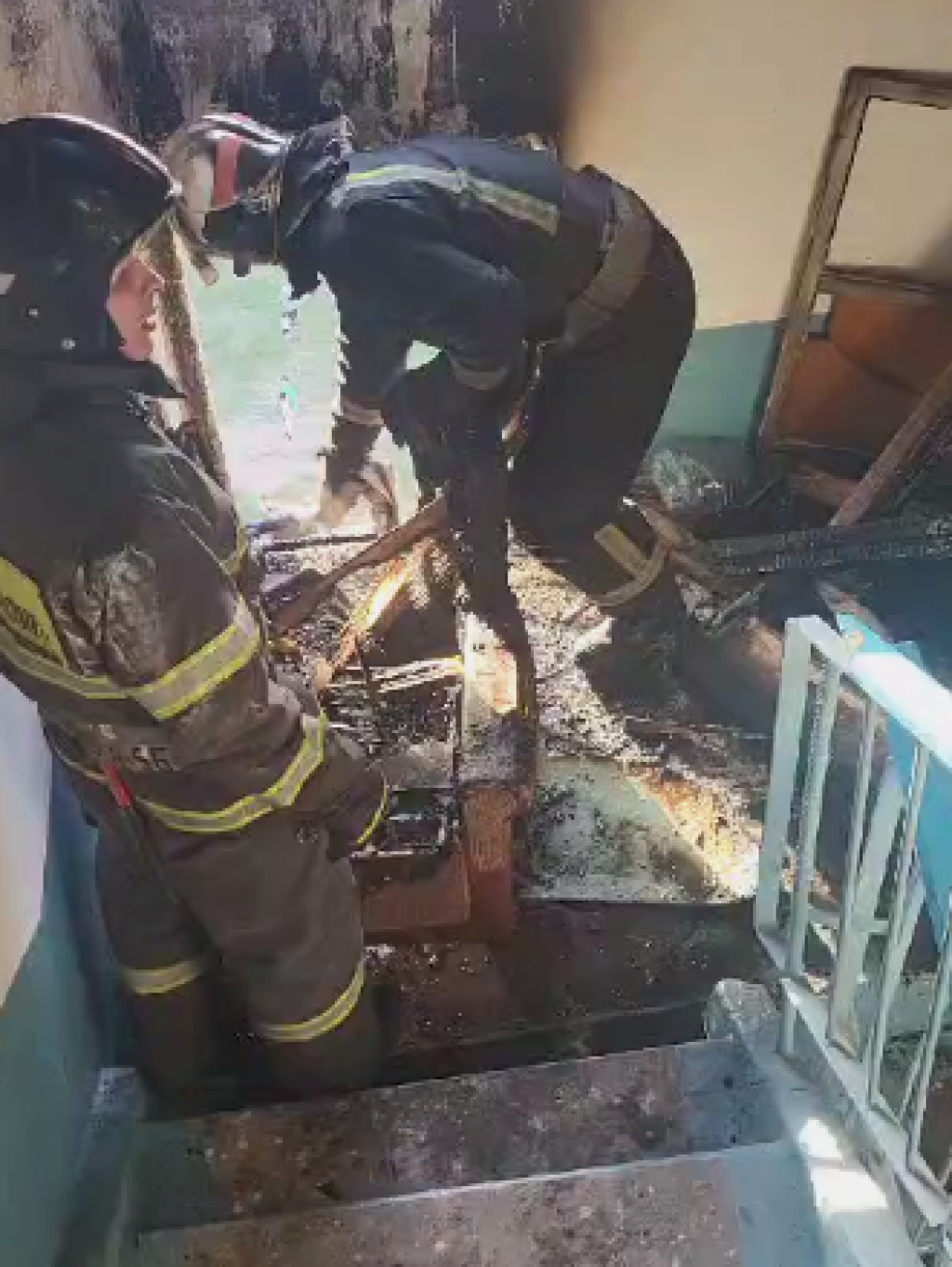 В Караганде горел хлам в подъезде многоэтажки