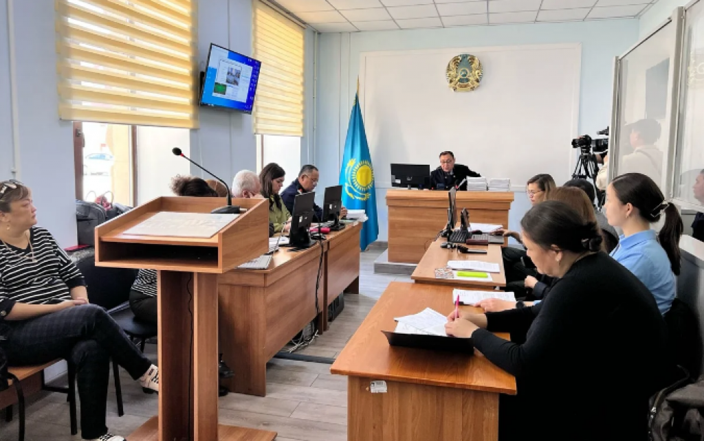 Заставляли есть навоз: суд по делу об издевательствах над приемными детьми продолжается в Караганде