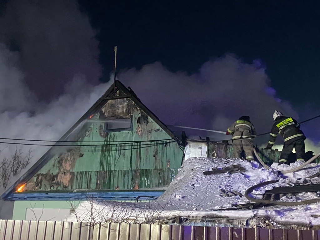 В Темиртау горела кровля частного дома в Соцгороде