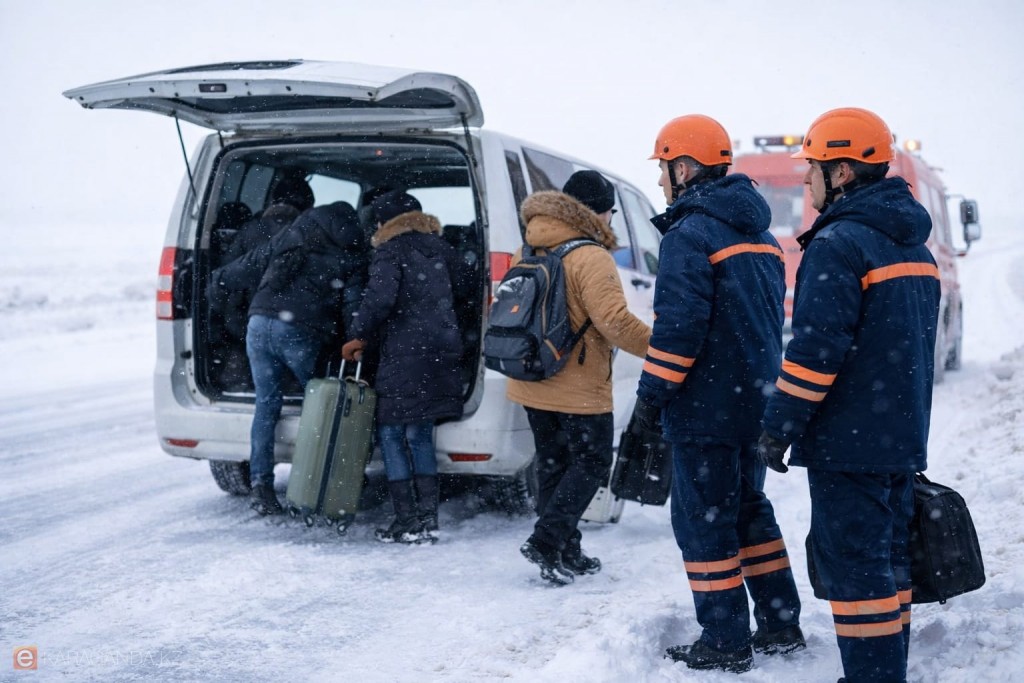 Неожиданная поломка: спасатели Карагандинской области помогли людям, застрявшим на трассе