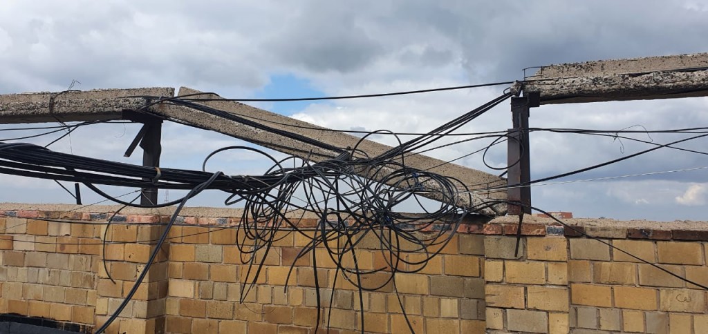 Опасные бетонные конструкции могут упасть с одного из девятиэтажных домов Караганды в любой момент