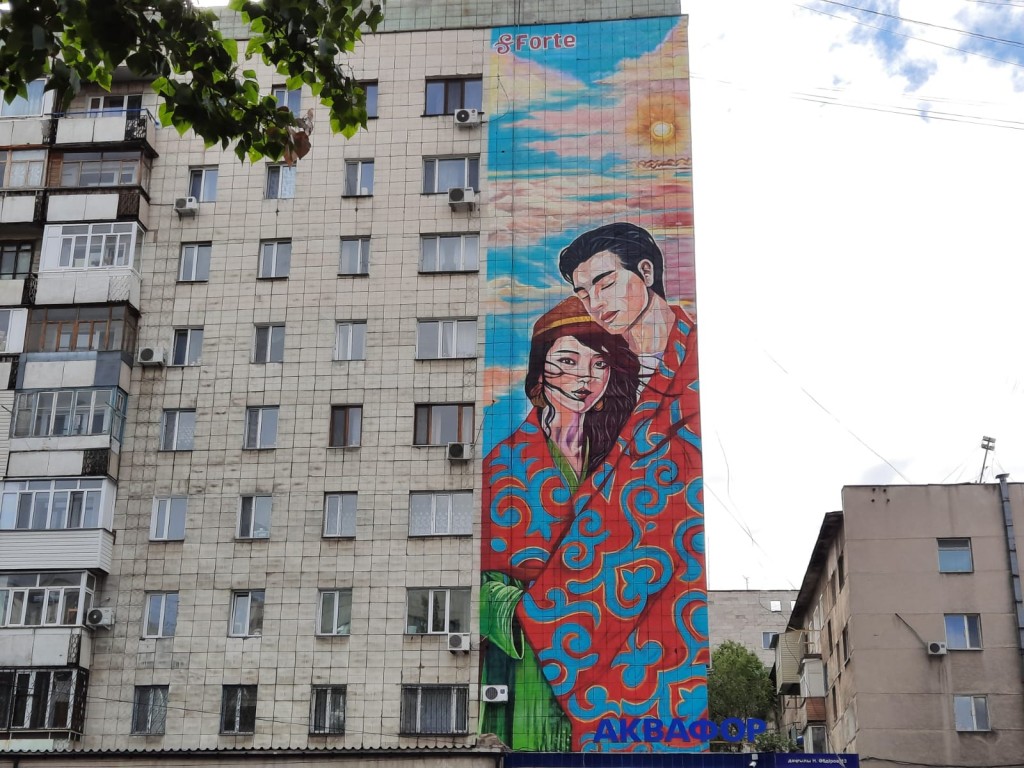Мурал на здании магазина «1000 мелочей» в Караганде завершен