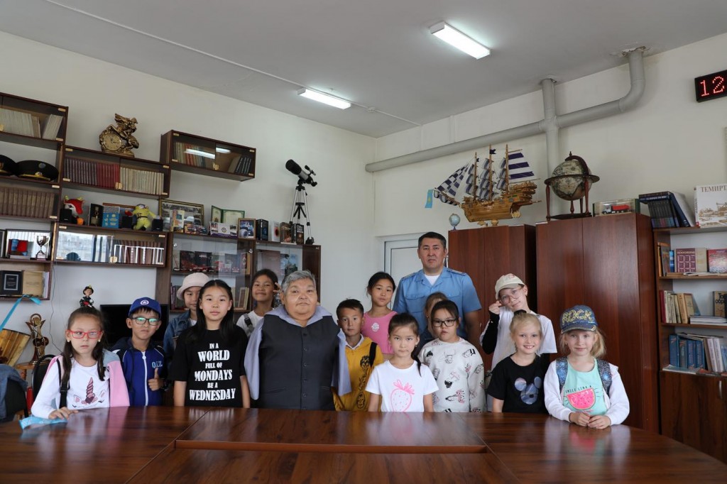 Карипбек Куюков в роли жюри: детский конкурс рисунков прошел в ДЧС Карагандинской области