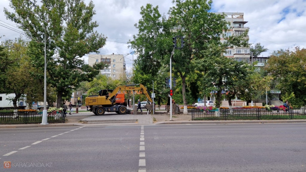 В Караганде под сквером на проспекте Н. Абдирова ремонтируют трубопровод