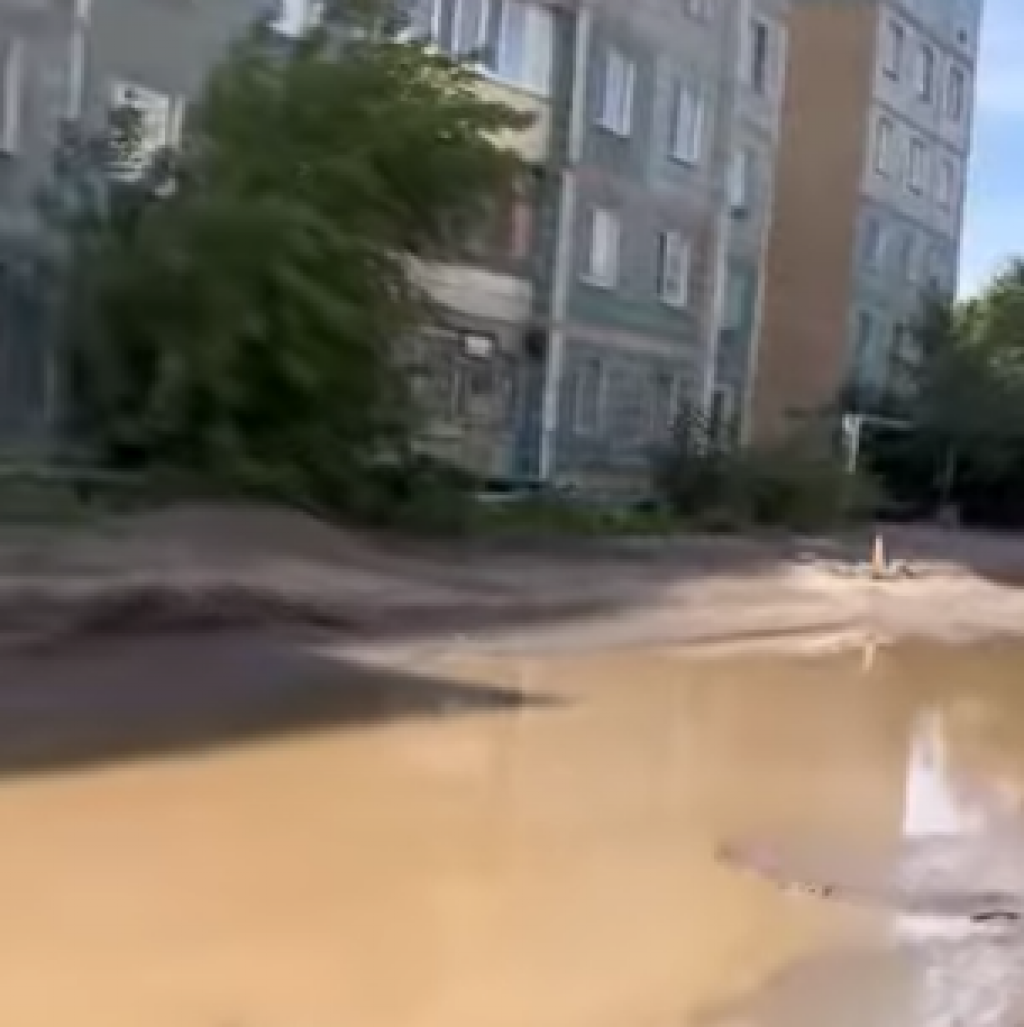 Карагандинцы просят решить проблему размытой дороги на Юго-Востоке