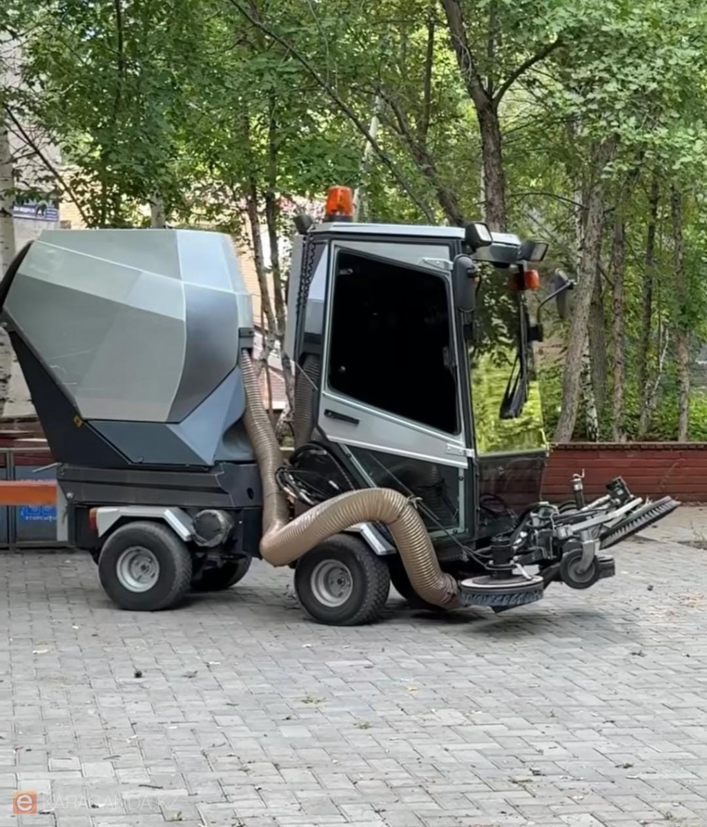 Будущее на колёсах: в Караганде работают уличные пылесосы нового поколения