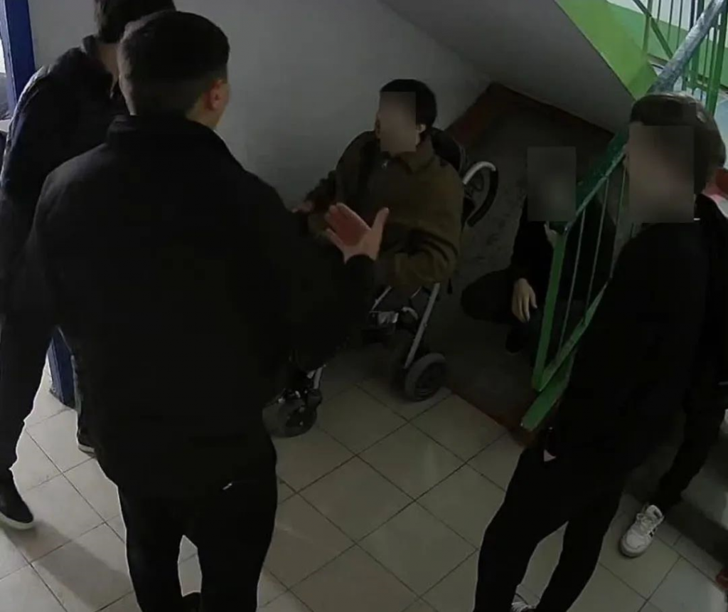 В Караганде парни сломали инвалидную коляску ребёнка с ДЦП