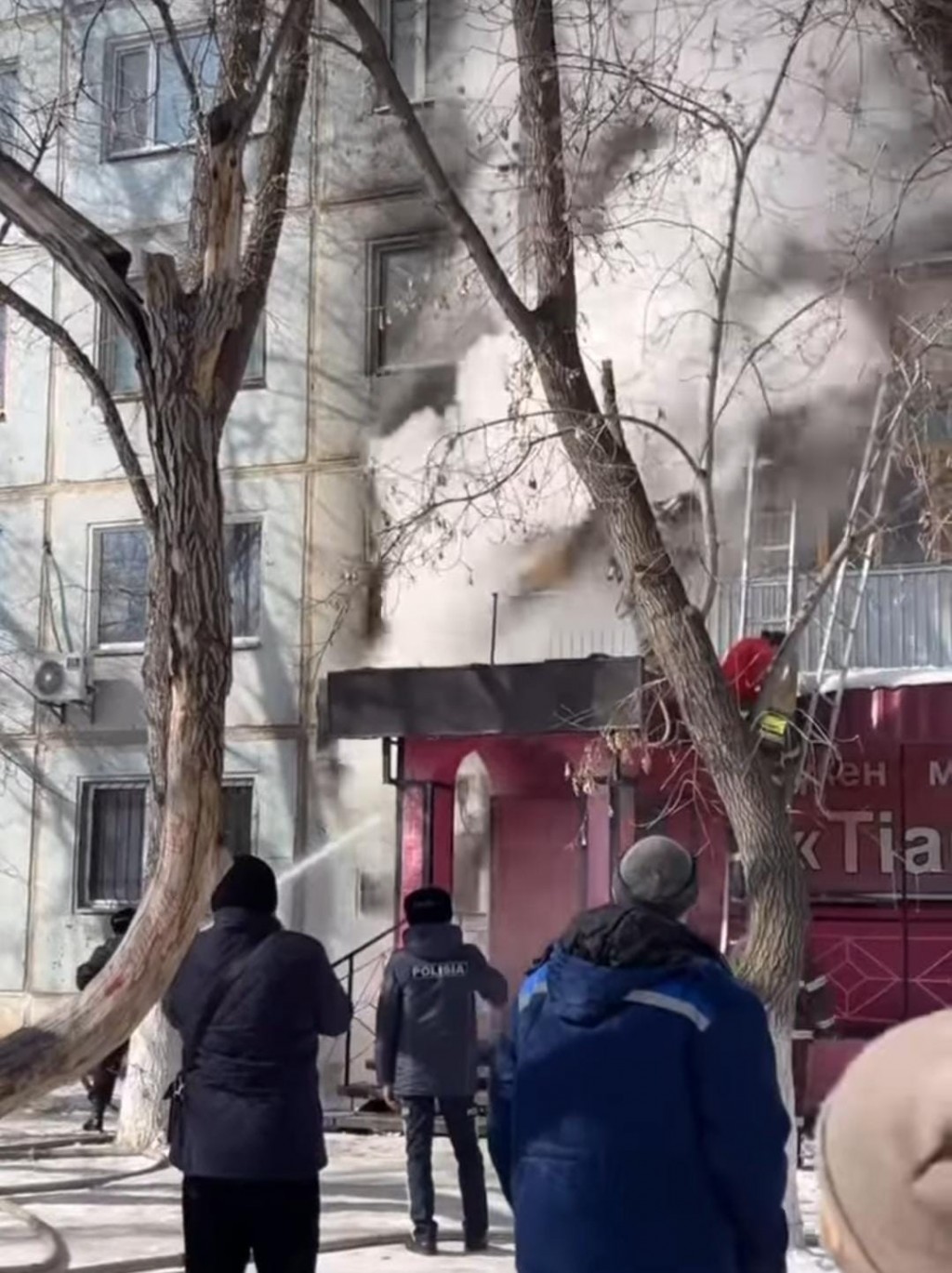 Шесть человек отравились угарным газом во время пожара в Караганде