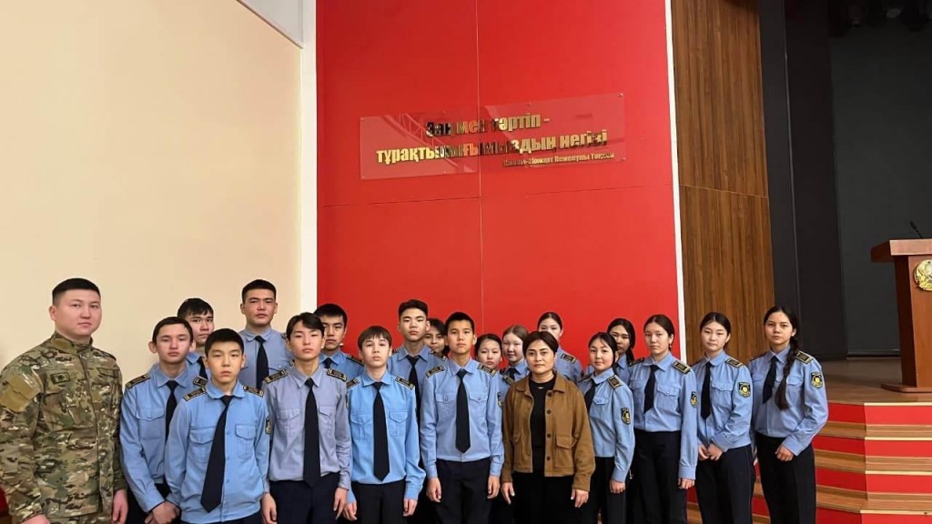 Полиция қызметкерлерін қалай дайындайды: Нұра қаласының оқушылары ІІМ Қарағанды академиясына экскурсияға барды