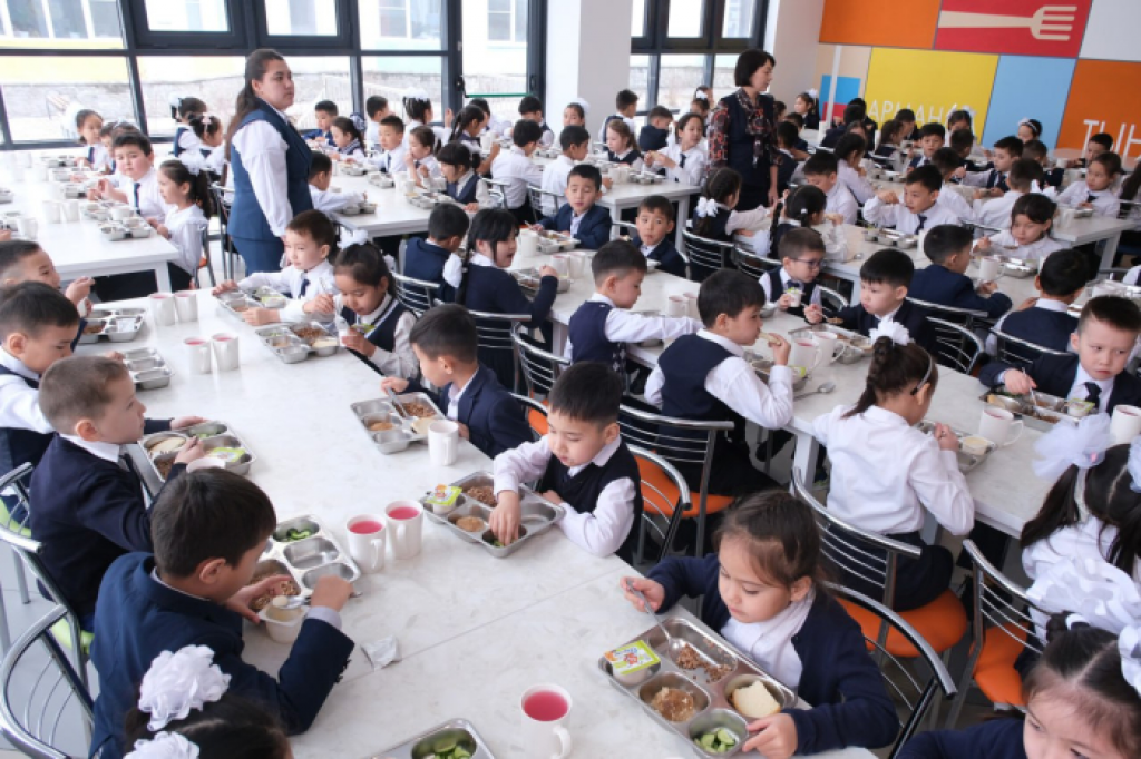 Социально уязвимым ученикам из частных школ пообещали бесплатное питание