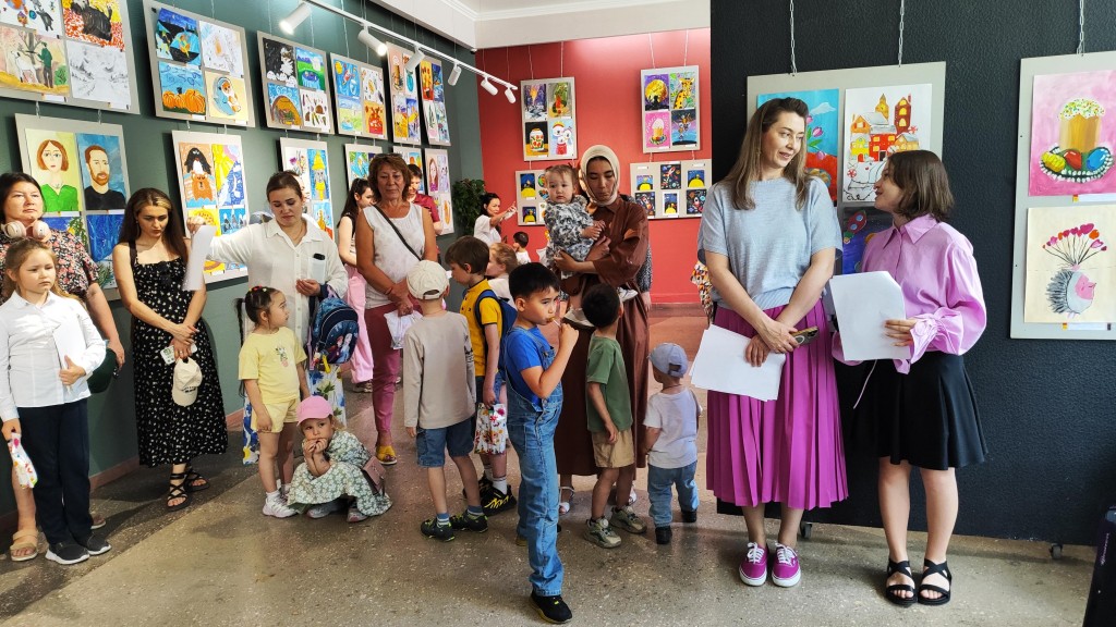 Яркие краски: в Караганде открыли выставку работ юных художников