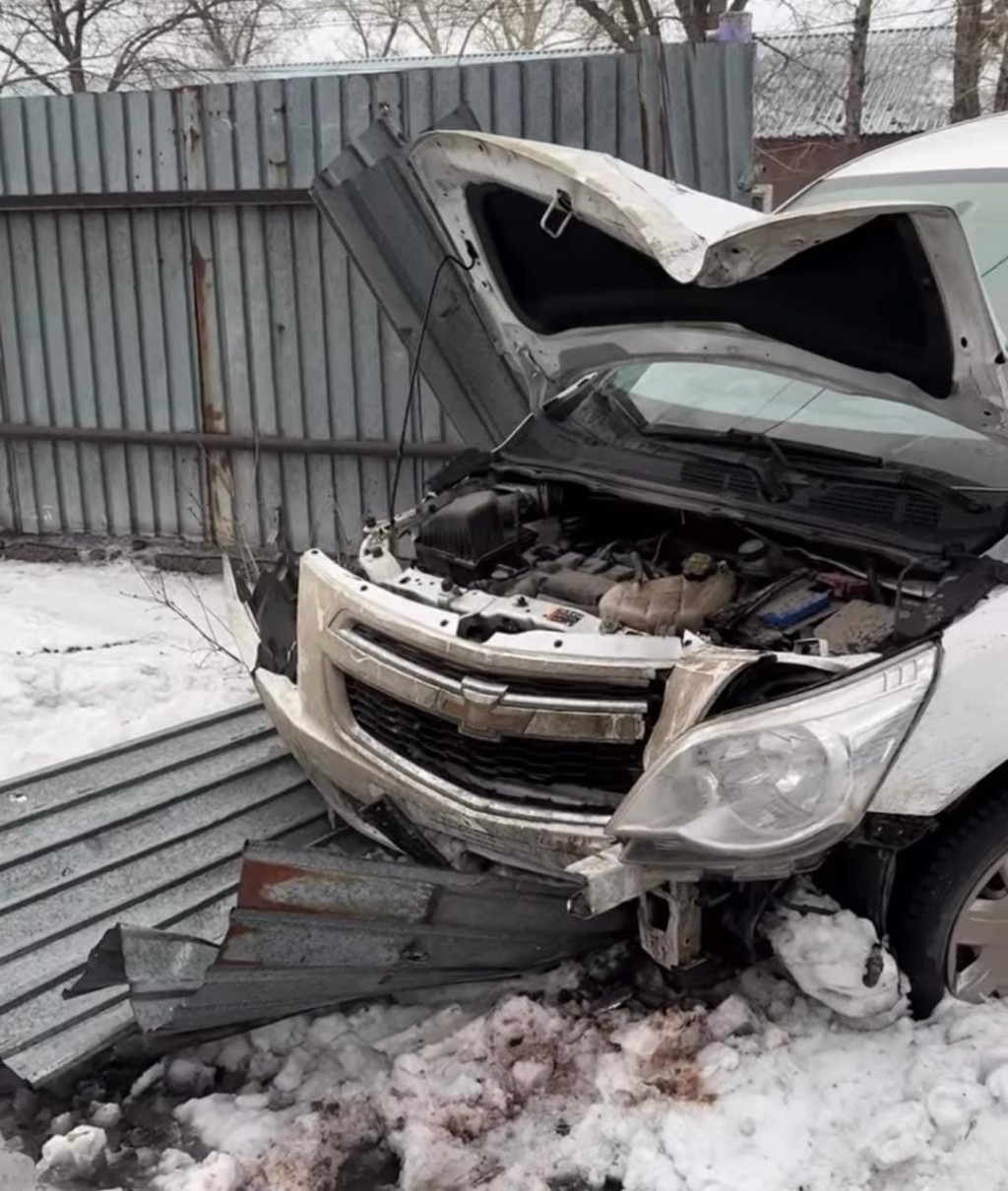 ДТП в Караганде: автомобилист снёс забор частного дома