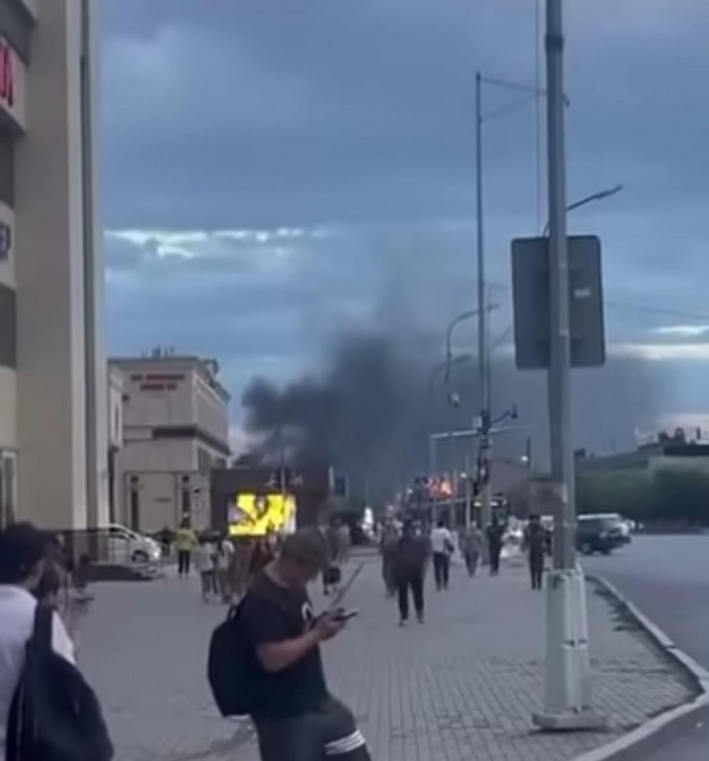 Черный дым над Карагандой: в одном из частных домов произошел пожар