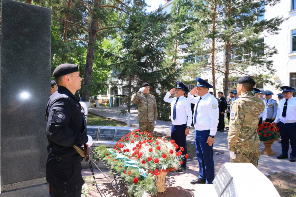 Қызмет, естелік және Құрмет: Қарағанды облысында полиция қызметкерлері марапатталды