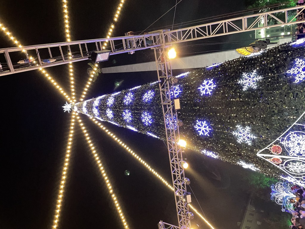 Аким Караганды поздравил горожан с наступающим Новым годом!